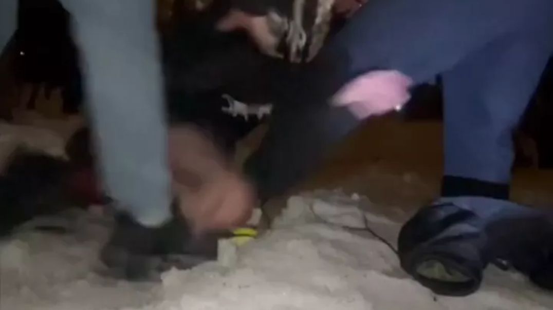 Спортики поймали закладчицу на около посадки, увели в лес и выебали в обе дырки ⭐️ Трахнули закладчи