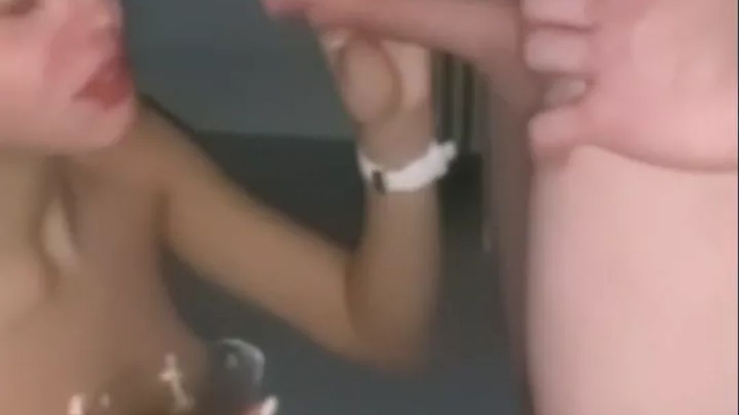 Русская малолетка под бухлом на вписке согласилась дать в жопу на камеру