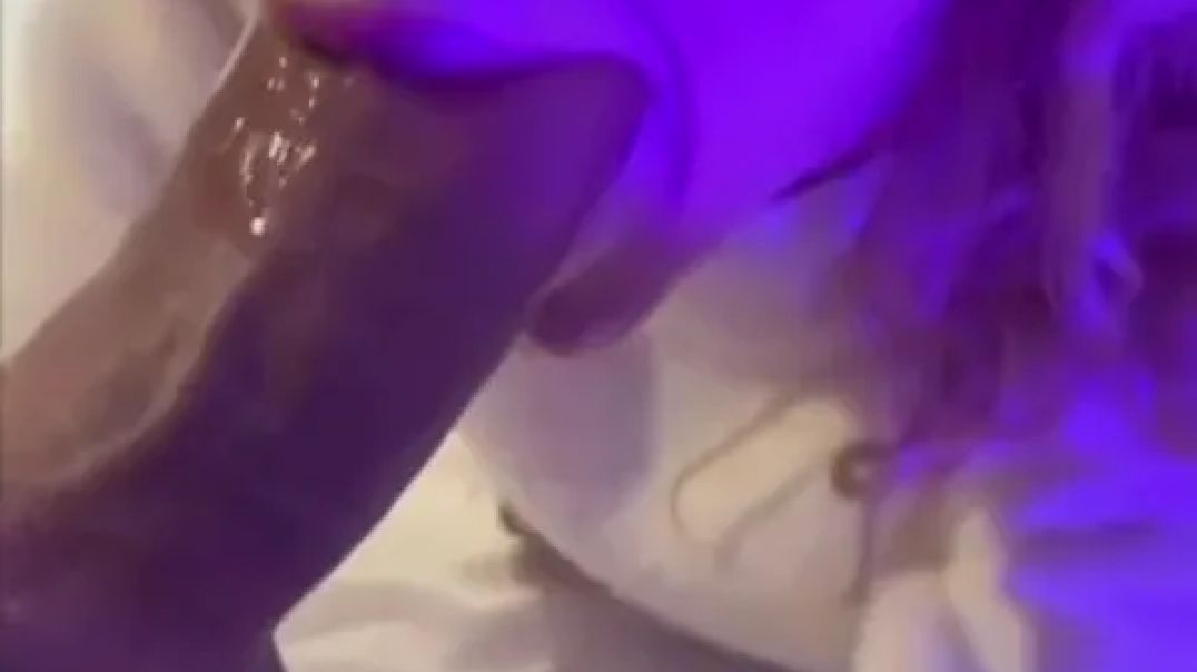 Слитое домашнее порно русской пары, огромным хуем растягивает горло русской студентки