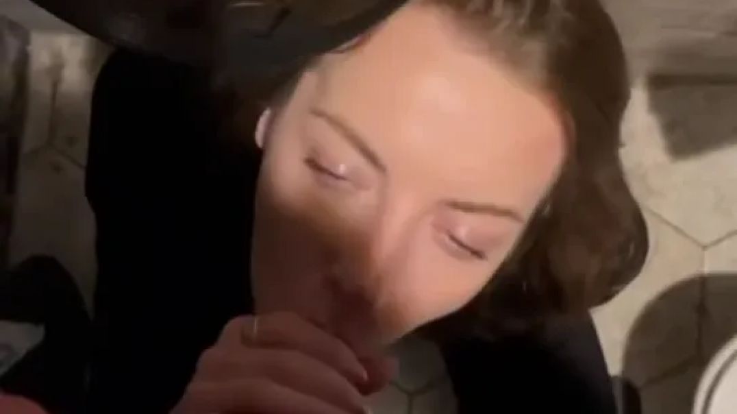 Чью то бухую жену трахают в туалете клуба