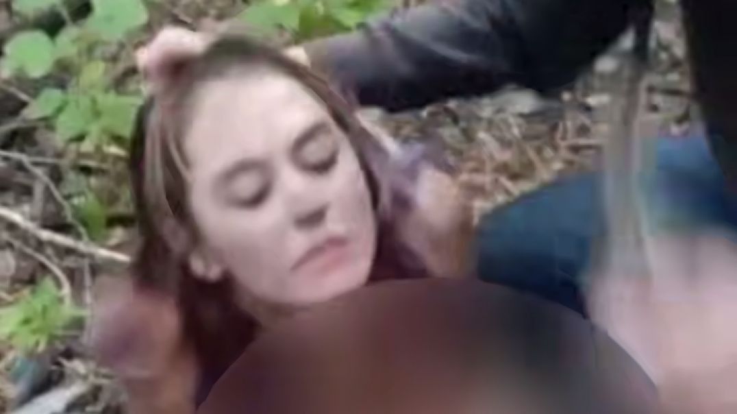 Русскую закладчицу пиздой посадили на бутылку и насовали в рот🔞 трахнули закладчицу